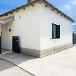 House Cute House With Jacuzzi