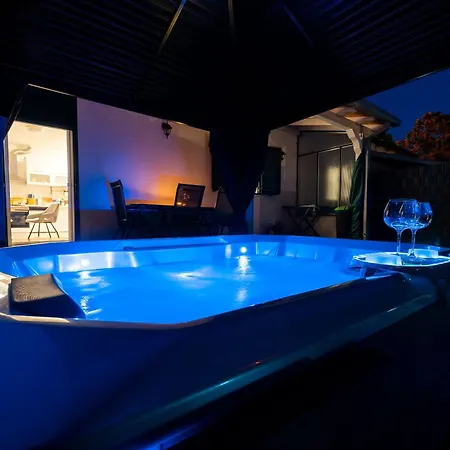 House Cute House With Jacuzzi Semesterbostad