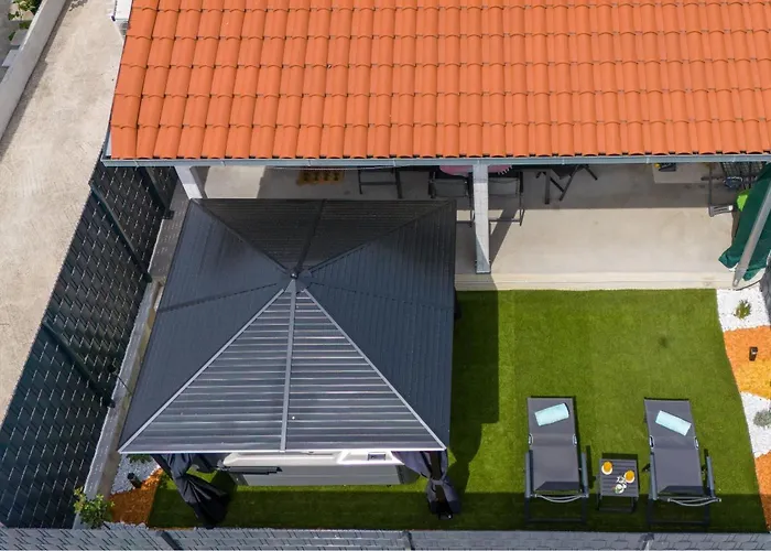 House Cute House With Jacuzzi *